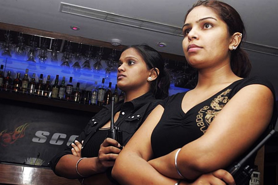 Bouncer How do bouncers get hired at bars dgtl Anandabazar