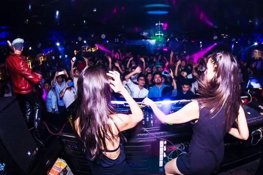 নাইট ক্লাবে কখনও পরিস্থিতি নাগালের বাইরে চলে গেলে তা কী ভাবে নিয়ন্ত্রণ করতে হবে তা শেখানোর জন্য মাঝেমধ্যে নামজাদা নাইট ক্লাবের ম্যানেজারেরা প্রাক্তন সেনাকর্মীদের সাহায্যে প্রশিক্ষণ দেওয়ার ব্যবস্থাও করে থাকেন।