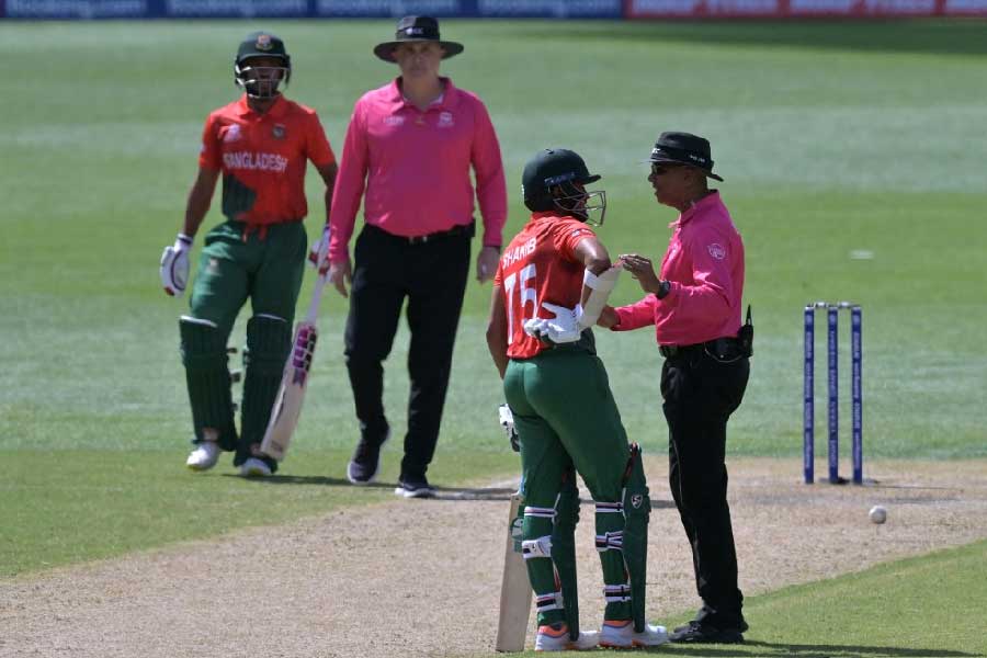 বিশ্বকাপ বলে কথা, বিতর্ক হবে না তা কি হয়! কখনও শাকিবের বিতর্কিত এলবিডব্লু, আবার কখনও কোহলির ‘ভুয়ো’ ফিল্ডিং— অস্ট্রেলিয়ার মাটিতে টি-২০ বিশ্বকাপ যেন বিতর্কেরও বিশ্বকাপ। কিন্তু বিতর্কিত সিদ্ধান্তগুলোর কোনটা ছিল ঠিক আর কোনটা ভুল? ময়নাতদন্তে দেখে নেওয়া যাক ছয় বিতর্কের অন্দরের সত্য।