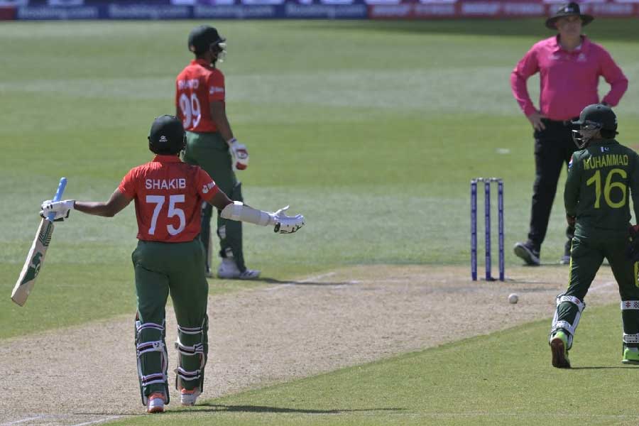 মহাগুরুত্বপূর্ণ পাকিস্তান-বাংলাদেশ ম্যাচ। অ্যাডিলেড ওভালে রবিবার পাকিস্তানের শাদাব খানের ধীর গতির ফুলটস শাকিবের ব্যাটে লাগার পর পায়ে লাগে। শাদাব এলবিডব্লিউয়ের আবেদন করার পর মাঠের আম্পায়ার আউট দিয়ে দেন। শাকিব সঙ্গে সঙ্গে ডিআরএস নেন।