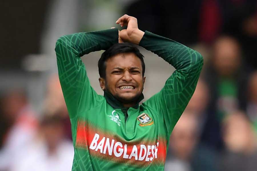 ডিআরএসে মনে হচ্ছিল বল আগে ব্যাটে লেগেছে। কিন্তু তৃতীয় আম্পায়ার বলে দেন, ব্যাটের সঙ্গে বলের কোনও যোগাযোগ হয়নি। স্নিকোমিটারে যা ধরা পড়েছে তা ব্যাটের মাটিতে আঘাতের শব্দ। বল সরাসরি শাকিবের পায়ে লেগেছে। তিনিও আউট দেন শাকিবকে। মাথা নাড়তে নাড়তে মাঠ ছেড়ে বেরিয়ে যান শাকিব। তিনি থাকলে বদলে যেতেই পারত বাংলাদেশের স্কোর।