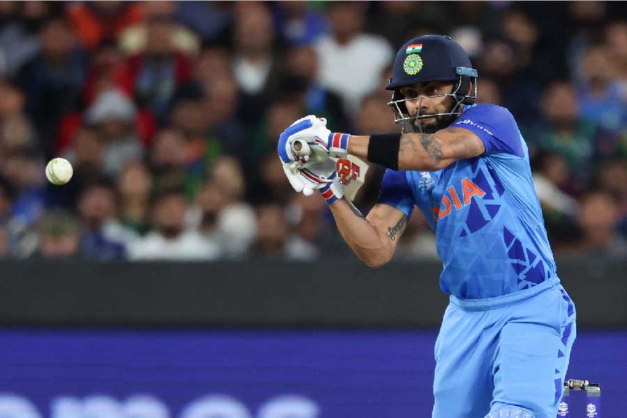 ভারত-পাক ম্যাচের দ্বিতীয়ার্ধ পুরোটাই বিরাট কোহলির। সেই ইনিংস চলাকালীনই ঘটে যায় তিন-তিনটি বড় ঘটনা যেগুলি কোহলির মহাকাব্যিক ইনিংসকেও প্রায় চাপা দিয়েছিল। সেই মুহূর্তে গৃহীত সিদ্ধান্ত কতটা সঠিক ছিল, তা দেখে নেওয়া যাক।   