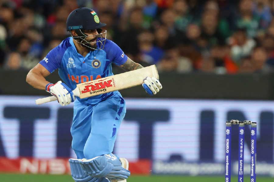 জিততে হলে তখন ভারতের দরকার ছিল ১৩ রান। হাতে মাত্র ৩ বল। বল করছেন পাকিস্তানের মহম্মদ নওয়াজ। ব্যাট হাতে কোহলি। পরিস্থিতির হিসাবে ওভারের প্রথম ৩টি বল ভালই করেছেন নওয়াজ। কী হয়, কী হয় আবহে কোহলিকে লক্ষ্য করে একটি উঁচু ফুলটস করেন নওয়াজ। কোহলি সোজা তা উড়িয়ে দেন স্কোয়ার লেগের উপর দিয়ে।