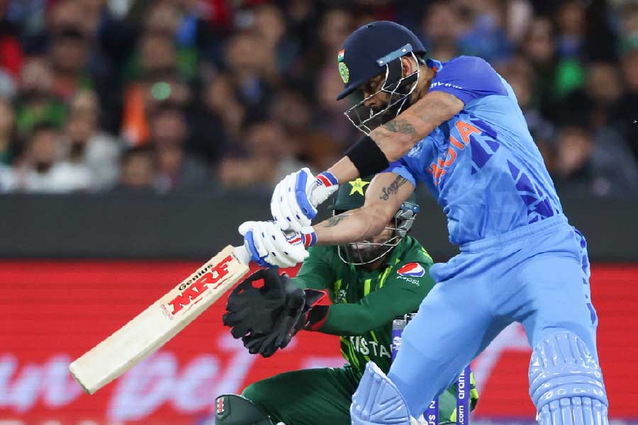 বাউন্ডারি লাইনে লাফিয়েও বলের নাগাল পাননি ফিল্ডার। ছক্কা! নাটকের শুরু তার পরেই। বলের উচ্চতা ছিল কোমরের উপরে, এই দাবি করে আম্পায়ারের দিকে কিছু ইঙ্গিত করেন কোহলি। কিন্তু লেগ আম্পায়ার মারাইস ইরাসমাস নো বল দেননি।