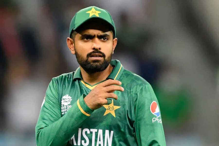 কোহলির আপত্তির পর দুই আম্পায়ার নিজেদের মধ্যে শলাপরামর্শ করেন। তার পর বলটিকে নো ডাকেন। এতে হতচকিত হয়ে পড়েন বাবর আজ়মরা। আম্পায়ারকে তাঁরা বলতে থাকেন, কোহলি যখন নো ডাকতে বললেন, তখনই আপনারা নো বল দিলেন! কিন্তু আম্পায়াররা পাকিস্তানের খেলোয়াড়দের কথা মানেননি।