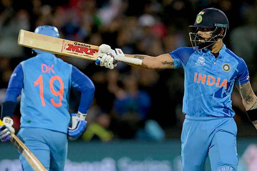 মজার ব্যাপার হল, কোহলি যদি ক্রিজের বাইরে দাঁড়িয়ে এই শটটি খেলতেন তা হলে আম্পায়ার তাকে নো বল ডাকতেন না। কোহলি ক্রিজের বাইরে ছিলেন না ঠিকই কিন্তু ক্রিজের ভিতরেও ছিলেন কি? আসলে কোহলি ছিলেন দাগের উপরে। ক্রিকেটিয় পরিভাষায়, ‘অন দ্য লাইন’।