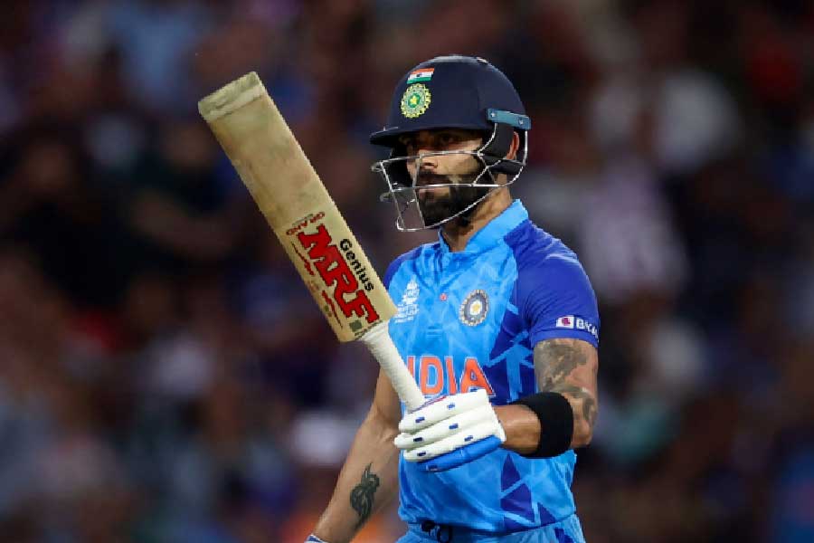 ভারতের লক্ষ্য কমে এসে দাঁড়ায় ৩ বলে ৬ রান। কিন্তু এ ক্ষেত্রে নিয়ম কী বলছে? এ বিষয়ে আইসিসির নির্দেশিকা কী? আসুন, দেখে নেওয়া যাক। ক্রিকেট আইনের বইয়ের ৪১ ধারার ৭-এর ১ উপধারা অনুযায়ী, যে কোনও বল যদি পিচে না পড়ে সোজা ব্যাটারের কাছে গিয়ে পৌঁছয় এবং ব্যাটার যদি ‘পপিং ক্রিজে’র মধ্যে থাকেন, তা হলে তা অন্যায়। এতে ব্যাটার শারীরিক ভাবে আহত হতে পারেন। তাই এ রকম বলকে আম্পায়ার সঙ্গে সঙ্গে নো বল ডাকবেন।