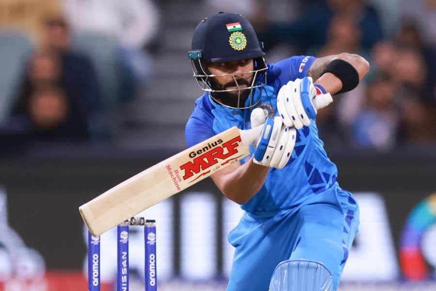 আর এখানেই আইনের ফাঁক গলে নো বল পেয়ে গেল ভারত। কারণ, নিয়মের বইতে বলা রয়েছে, ব্যাটারকে ‘পপিং ক্রিজে’র মধ্যে থাকতে হবে। ‘অন দ্য লাইন’ থাকলে কী হবে তা বলা নেই। অতএব, যথার্থ ভাবেই ফ্রি হিট পেল কোহলির ভারত।   