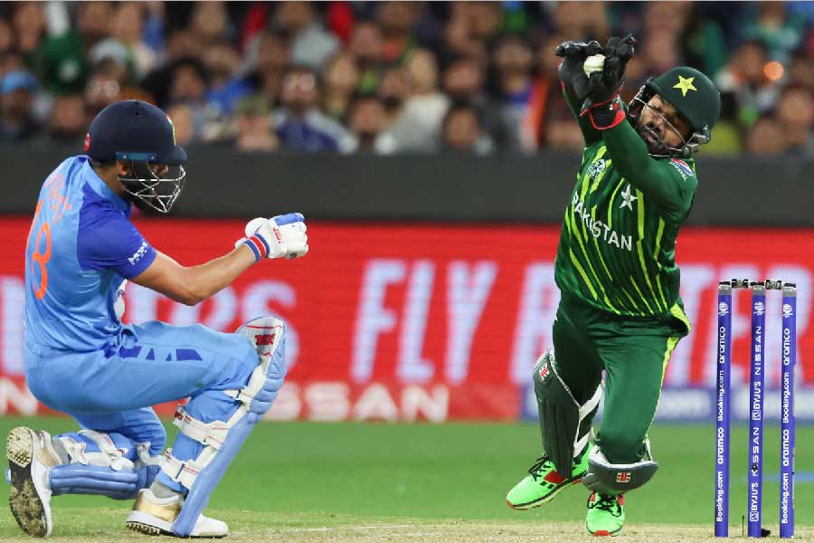 বিতর্ক আরও ঘনীভূত হল ফ্রি হিটে। প্রথম বলটি ওয়াইড করার পর নওয়াজ ফ্রি হিটের দ্বিতীয় বলটি করেন লেংথে। স্লগ স্যুইপ করতে গিয়ে বোল্ড হয়ে যান কোহলি। বল উইকেটে লেগে চলে যান থার্ড ম্যান চত্বরে। দৌড়ে রান নেন কোহলিরা। আবার আম্পায়ারকে ঘিরে ধরেই পাকিস্তানি খেলোয়াড়রা। তাঁদের দাবি, বোল্ড হওয়ার পর বল তো ডেড। তা হলে কোহলি রান নেন কী করে?