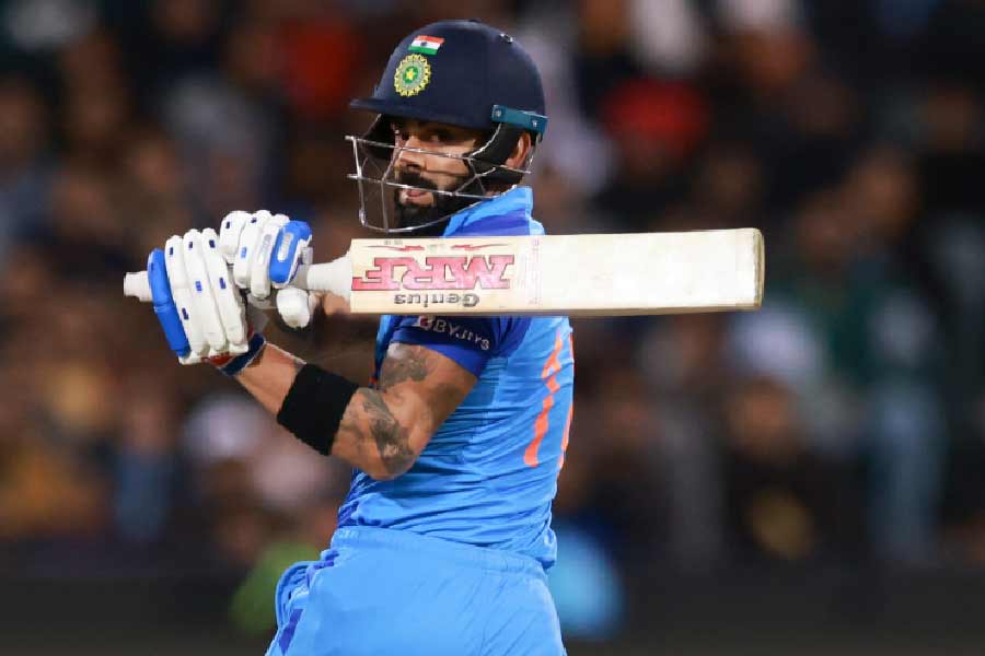 আবার নিজেদের মধ্যে শলাপরামর্শ করেন আম্পায়াররা। দৌড়ে নেওয়া ৩ রানকে বাই হিসাবে দেওয়ার সিদ্ধান্ত নেন। আবার বিতর্ক। বাবর, নওয়াজদের দাবি ছিল, ব্যাটার আউট হলে বল ডেড হওয়া উচিত। যদিও ক্রিকেট আইনের বইয়ে ফ্রি হিটে কী হয়, তা বলা নেই। আবার এমনও নয় যে আউট হলেই বল ডেড হয়। তা হলে বাউন্ডারির ধারে ব্যাটার ক্যাচ আউট হওয়ার আগে পর্যন্ত দৌড়ন কেন! নিয়ম বলছে, ব্যাটার বল খেলার আগে হাওয়ার বেগে বা অন্য কোনও কারণে উইকেট থেকে বেল পড়ে গেলে বল ডেড ঘোষিত হবে। তাই ফ্রি হিট যেমন আইনি, তেমনই ফ্রি হিটে আউট হয়েও রান নেওয়া আইনি।