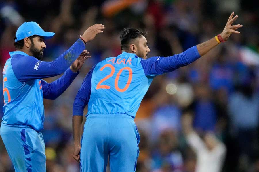 পরতে পরতে উত্তেজনায় ভরা এই ম্যাচে তৃতীয় তথা সর্বশেষ বিতর্ক অক্ষর পটেলের রান আউটকে ঘিরে। যা ভারতের বিরুদ্ধে যায়। শাদাব খানের গুগলি মিড উইকেটে ঠেলে এক রান নিতে চান অক্ষর। কিন্তু উল্টো দিকে থাকা কোহলি তাঁকে ফেরত পাঠান। তত ক্ষণে উইকেট ভেঙে দিয়েছেন মহম্মদ রিজ়ওয়ান। অথচ আনন্দে মেতে ওঠার বদলে রাগের বহিঃপ্রকাশ রিজ়ওয়ানের মুখে! রান আউট করতে না পারলে ঠিক যেমন প্রতিক্রিয়া দেখা যায় খেলোয়াড়দের মধ্যে। রিপ্লেতে দেখা গেল, রিজ়ওয়ান ঠিক মতো বলটি ধরতে পারেননি। তার বদলে বল এসে তাঁর গ্লাভসে লাগে এবং সেখান থেকে ছিটকে গিয়ে স্ট্যাম্প ভেঙে দেয়। একই সঙ্গে রিজ়ওয়ানের হাতও উইকেট ভেঙে দেয়।