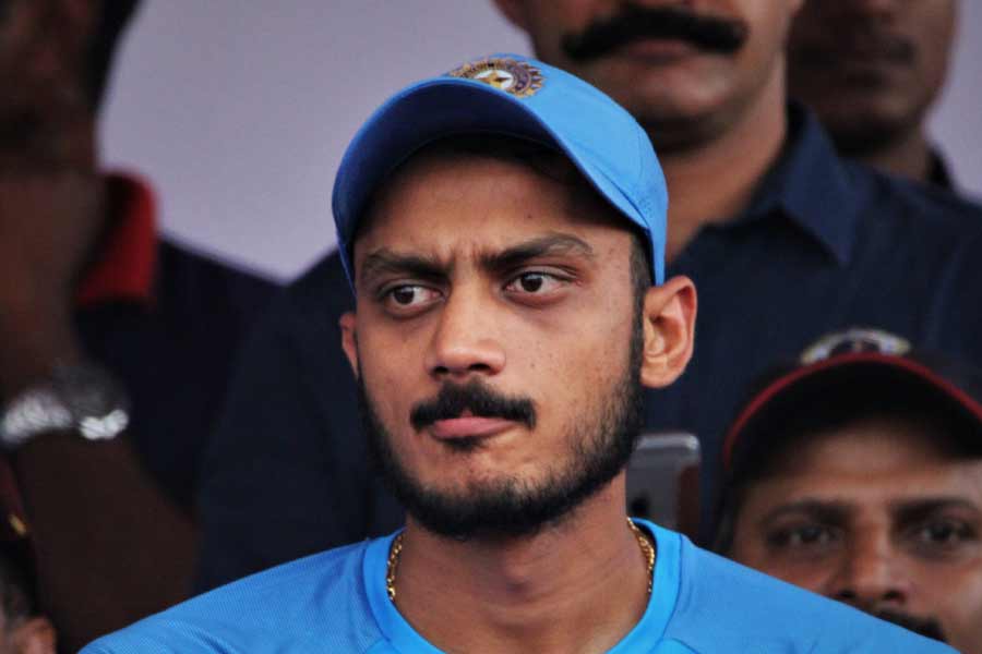 বল যদি রিজ়ওয়ানের গ্লাভসে থাকা অবস্থায় উইকেট ভাঙত, তা হলে বিতর্কের জায়গা থাকত না। অথবা যদি গ্লাভসে লাগার আগে বল উইকেট ভেঙে দিত, তা হলেও আউট দিতে দেরি করতেন না আম্পায়ার। কিন্তু এ ক্ষেত্রে অস্পষ্ট, বল আগে উইকেটে লেগেছে না কি গ্লাভস দিয়ে আগে উইকেট ভাঙা হয়েছে। কারণ দু’টি আলাদা আলাদা কোণ থেকে রিপ্লেতে দু’রকম দেখা গিয়েছে।