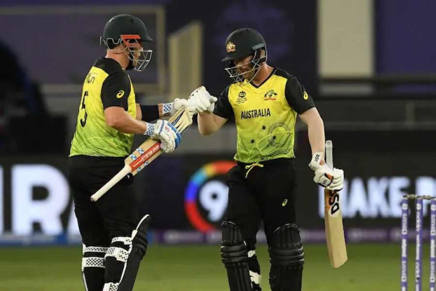 পরের বিতর্ক অস্ট্রেলিয়া বনাম আফগানিস্তান ম্যাচে। এ বার আম্পায়ার ৫ বলেই ওভার ডেকে দেন। অস্ট্রেলিয়ার ইনিংসের চতুর্থ ওভারে ব্যাট করছিলেন মিচেল মার্শ এবং ডেভিড ওয়ার্নার। দু’জনেই প্রথম দু’টি বলে এক রান করে নেন। এর পর ব্যাকওয়ার্ড পয়েন্ট দিয়ে বাউন্ডারি মারেন মার্শ। পরের বলে তিন রান নেন। পঞ্চম বলে কোনও রান হয়নি। এর পরেই আম্পায়ার ওভার ডেকে দেন।   