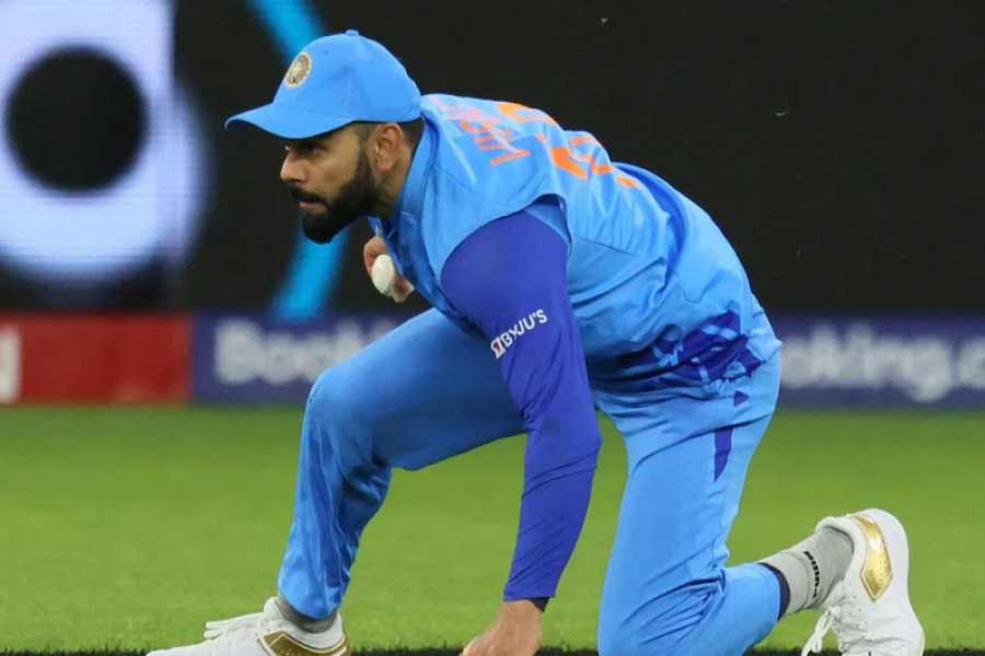 বাংলাদেশের ইনিংসের সপ্তম ওভারে ঘটে এই ঘটনা। অক্ষরের বলে রান নিতে যান লিটন। কোহলি দাঁড়িয়েছিলেন পয়েন্টে। আরশদীপ বল ছুড়ে ফেরত পাঠানোর সময়েই কোহলি বল কুড়িয়ে ছুড়ে দেওয়ার ভঙ্গি করেন। মাঠের দুই আম্পায়ার মারাইস ইরাসমাস এবং ক্রিস ব্রাউনের নজর এড়িয়ে যায় এই ঘটনা। তৃতীয় আম্পায়ারও আপত্তি করেননি। বাংলাদেশের দুই ব্যাটারের তরফে কোনও প্রতিবাদ আসেনি।