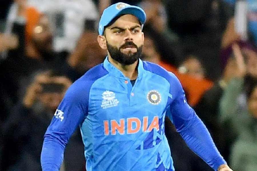 এ নিয়ে বিতর্ক ঘনায় ম্যাচ শেষের পর। আইসিসির ৪১.৫ ধারা অনুযায়ী, ব্যাটারকে কোনও ভাবে বাধা দিলে বা বিভ্রান্ত করার চেষ্টা করলে আম্পায়াররা ঘটনার গুরুত্ব বুঝে বিপক্ষ দলকে পাঁচ রান পাইয়ে দিতে পারেন। এ ক্ষেত্রে মাঠের দুই আম্পায়ার মনে করেননি, কোহলি কোনও অপরাধ করেছেন। তাই শাস্তিও দেওয়া হয়নি।