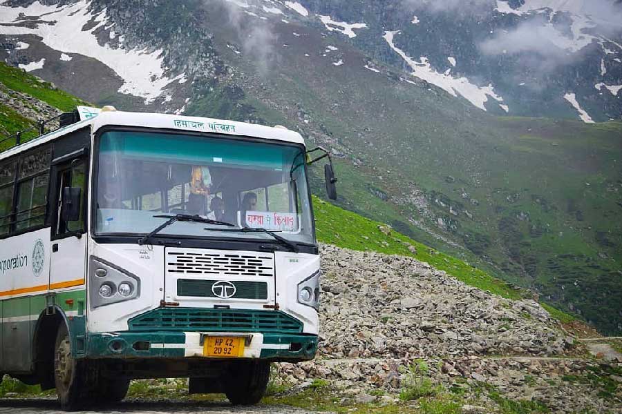 পাহাড়ের গা বেয়ে রাস্তা। দু’পাশে কয়েক হাজার ফুট গভীর খাদ। একচুল এক দিক-ও দিক হলেই কোনও চিহ্ন খুঁজে পাওয়া যাবে না। হিমাচলের তেমনই একটি পাহাড়ি রাস্তা সাচ পাস। যা দেশের এমনকি বিশ্বের সবচেয়ে বিপজ্জনক রাস্তাগুলির মধ্যে একটি।