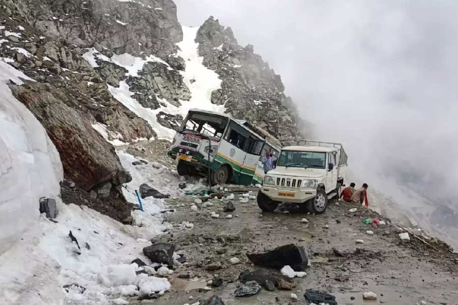 বিপজ্জনক রাস্তার জন্যই হিমাচলের এই সাচ পাস পর্যটকদের আকর্ষণের অন্যতম কেন্দ্রবিন্দু। মেরেকেটে ১০-১২ ফুট চওড়া রাস্তা। এবড়োখেবড়ো। ভয়ঙ্কর মোড়। আর এক পাশে কয়েক হাজার ফুট গভীর খাদ।