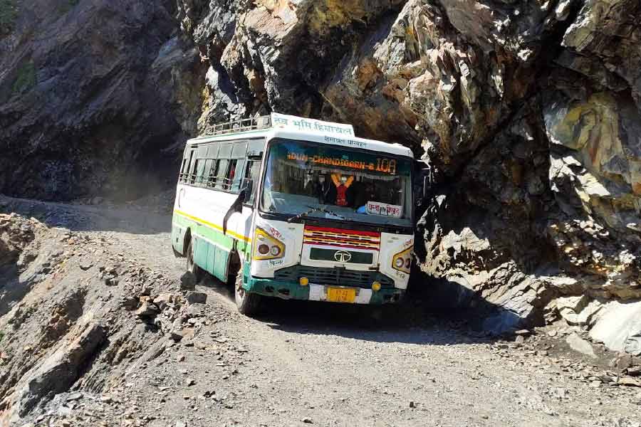 হিমালয়ের পীর পঞ্জাল রেঞ্জের মধ্যে পড়ে সাচ পাস। চম্বা থেকে কিলাড় যাওয়ার সবচেয়ে ছোট পথ এই সাচ পাস।