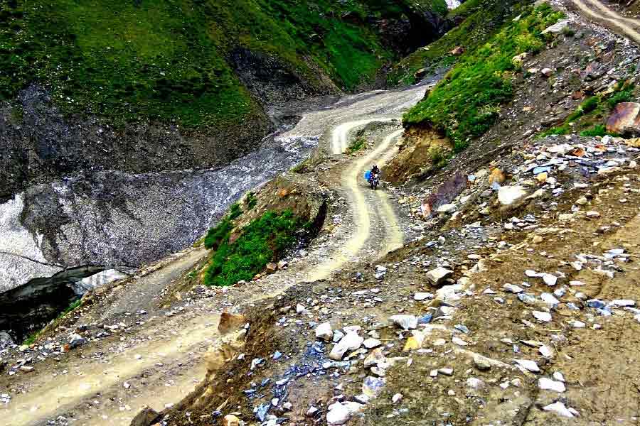 তিন দিক দিয়ে সাচ পাসে যাওয়া যায়। পঠানকোট-ডালহৌসি রোড, মানালি-উদয়পুর রোড এবং উধমপুর, অনন্তনাগ-কিস্তওয়াড়-পাদ্দার-পাঞ্জি রোড।