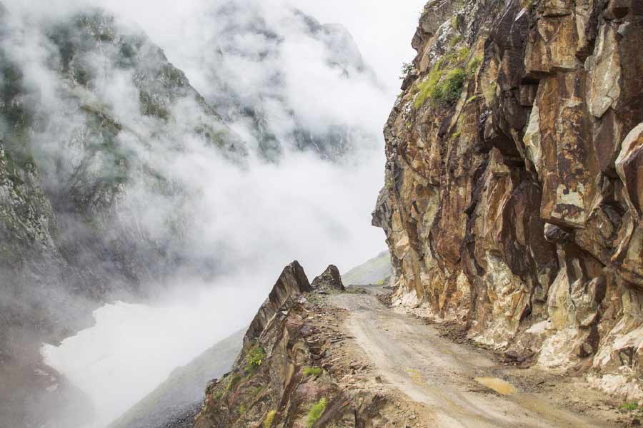 গোটা সাচ পাসের নৈসর্গিক দৃশ্য, বিশেষ করে সতরুন্দির ফুলের বাহার, বরফে ঢাকা পাহাড়চূড়া পর্যটকদের বার বার হাতছানি দেয়।