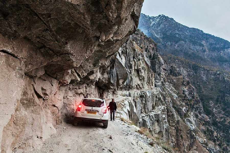 সাচ পাস দিয়ে চম্ব থেকে কিলাড় যাওয়ার পথে একটি বিশাল জলপ্রপাত পড়ে। সেই জলপ্রপাত ভেদ করে কিলাড় যেতে হয়। মাথার উপর আছড়ে পড়ছে বিশাল জলরাশি, এক পাশে গভীর খাদ— সব মিলিয়ে একটা ‘মন দুরু দুরু’ অথচ নৈসর্গিক এক দৃশ্য দেখার লোভও ছাড়তে পারেন না পর্যটকরা। 