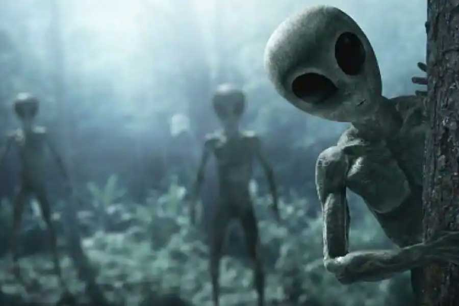 অদূর ভবিষ্যতে ভিন্‌গ্রহীদের সঙ্গে সাক্ষাৎ অনিবার্য, এ কথা ধরে নিয়ে ব্রিটেনে শুরু হয়েছে তার তোড়জোড়। বাইরের গ্রহ থেকে সত্যিই যদি কেউ নেমে আসে পৃথিবীর মাটিতে, তা হলে সেই ‘অতিথি’র সঙ্গে কী ভাবে যুঝবে মানুষ, তা নিয়ে গবেষণা শুরু হয়েছে।