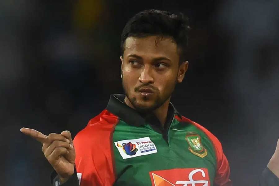 শাকিব আল হাসান— ব্যাট হাতে চরম বিতর্কিত সিদ্ধান্তের শিকার হয়ে প্যাভিলিয়নে ফিরেছেন বাংলাদেশ অধিনায়ক। মাত্র ৪ মিনিটের ইনিংসে খেলেছেন মাত্র ১টি বল। তবে বল হাতে ১৮ বলে ৩১ করার পথে ক্রমশ ভয়ঙ্কর হয়ে ওঠা মহম্মদ হ্যারিসকে ফিরিয়ে দিয়েছেন। সব মিলিয়ে দশের মাপকাঠিতে শাকিব পেলেন ৫।   