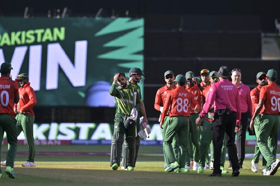 নেদারল্যান্ডসের কাছে হেরে গিয়ে বিশ্বকাপকে ‘ওপেন’ করে দিয়েছিল দক্ষিণ আফ্রিকা। পরিস্থিতি এমন ছিল যে পাকিস্তানকে হারাতে পারলেই সেমিফাইনালে পৌঁছে যাওয়ার কথা ছিল বাংলাদেশের। কিন্তু হল উল্টোটা। রবিবাসরীয় অ্যাডিলেড বলছে, ৫ উইকেটে বাংলাদেশকে উড়িয়ে দিয়ে পাকিস্তান পৌঁছে গেল সেমিতে।