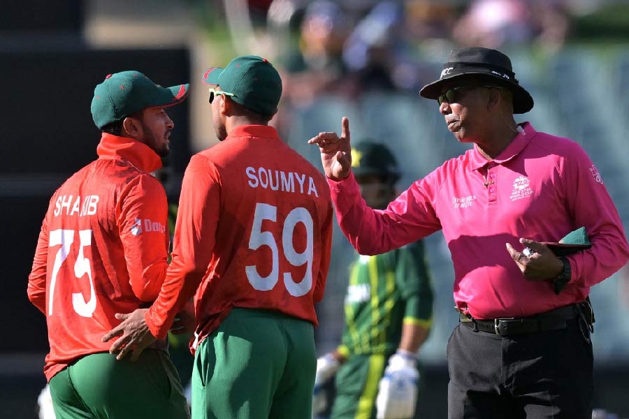 টসে জিতে ব্যাট করা নিয়ে দু’বার ভাবেননি বাংলাদেশের অধিনায়ক শাকিব আল হাসান। কারণ, তাঁর দুই প্রারম্ভিক ব্যাটারই যে রয়েছেন দুরন্ত ছন্দে। মনে রাখা দরকার, পাকিস্তানের জোরে বোলিং আক্রমণও ফেলে দেওয়ার মতো নয়। পরিস্থিতি যাই হোক, শাহিন, নাসিম, রউফের আগুনে গতি সামলানো সহজ নয়।   