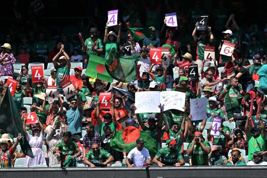 সৌম্য সরকার— খেলেছেন ১৭টি বল, করেছেন ২০ রান। একটি চার, একটি ছয়। কিন্তু দলকে ভরসা জোগাতে ব্যর্থ। ফিল্ডিংয়েও নজর কাড়তে পারলেন না। আনন্দবাজার অনলাইনের বিচারে সব মিলিয়ে সৌম্য পেলেন ১০-এ ২।   