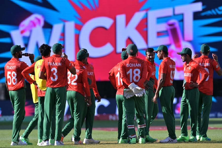 তাসকিন আহমেদ— ব্যাট হাতে ১ রান করেছেন ৫টি বল খেলে। বল হাতে ৩ ওভারে দিয়েছেন ২৬ রান। কোনও উইকেট নিতে পারেননি। ১০-এর মধ্যে তাসকিনের সাদামাটা পারফর্ম্যান্স পাচ্ছেন মাত্র ২।