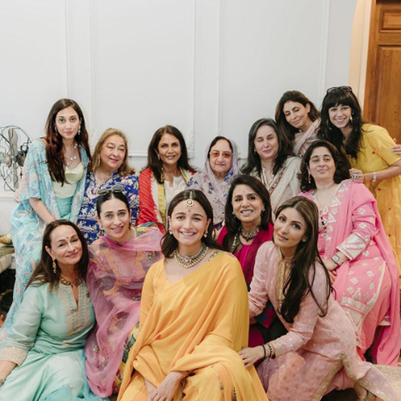 দিনটার জন্য অনেক দিন ধরেই অপেক্ষা করছিল কপূর আর ভট্ট পরিবার। রবিবার সকাল থেকেই পরিবারের সদস্যদের আনাগোনা শুরু হয়ে গিয়েছিল মুম্বইয়ের হাসপাতালে। অবশেষে এল সেই মাহেন্দ্রক্ষণ। আলিয়ার বাবা মহেশ ভট্ট বললেন, ‘নতুন সূর্যোদয়’ হল।