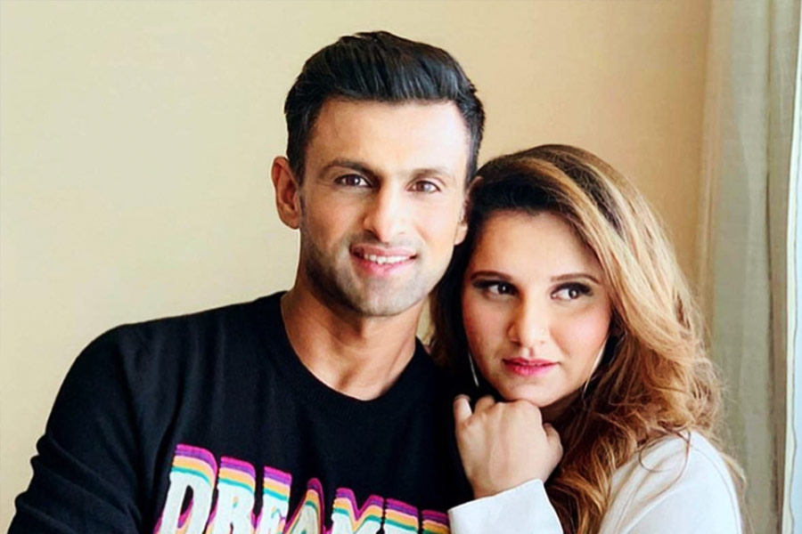 শোয়েব মালিকের প্রেমে পড়লেন কে? পাকিস্তানি সংবাদমাধ্যমে গুঞ্জন, সানিয়া মির্জার সঙ্গে তাঁর বিয়ে ভাঙতে বসেছে। তার অন্যতম কারণ নাকি তৃতীয় ব্যক্তি। অতঃপর প্রশ্ন উঠছে, শোয়েবে মজলেন কে? কে সেই তৃতীয় ব্যক্তি, যিনি ভারত-পাক জুটির মাঝে মধ্যমণি হয়ে দাঁড়িয়েছেন? আপাতত শোয়েবের সঙ্গে বিতর্কে নাম জড়িয়েছে দু’জনের। 