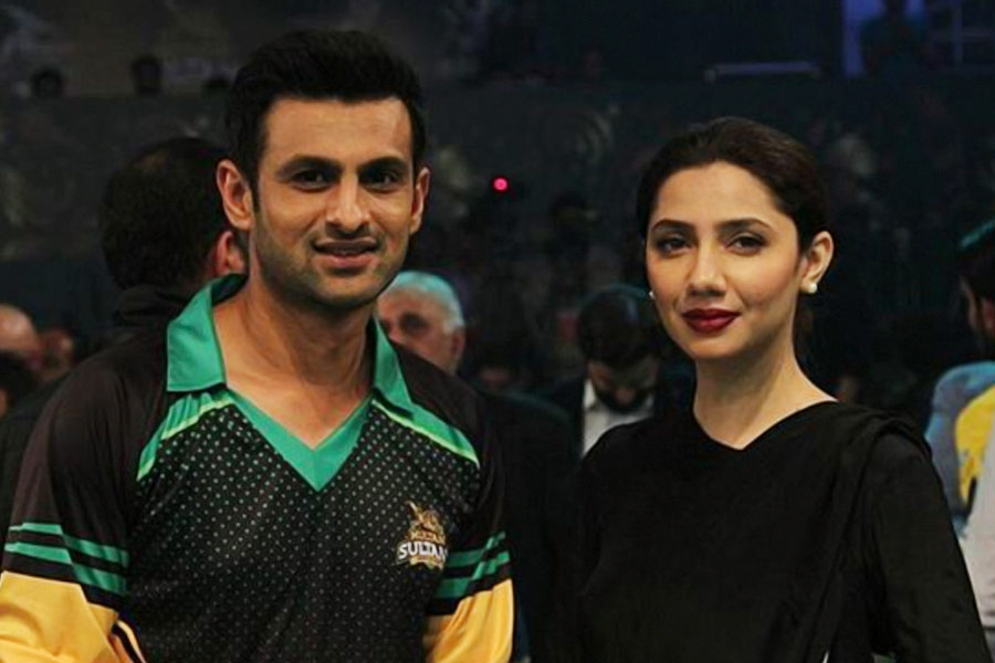 অবশ্য আয়েশা নন, অন্য এক পাক অভিনেত্রীর সঙ্গেও শোয়েবের সম্পর্ক নিয়ে জল্পনা শুরু হয়েছিল। চলতি বছরের শুরুর দিকে পাকিস্তানের জনপ্রিয় অভিনেত্রী মাহিরা খানের সঙ্গে শোয়েবের নাম জড়িয়েছিল।