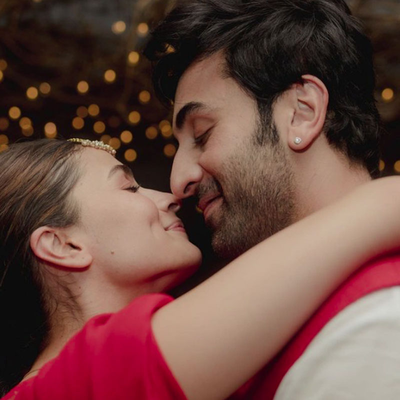 এই সূর্যোদয় যে হতে চলেছে, তার আঁচ মিলেছিল প্রথম ২০১৪ সালে। ‘স্টুডেন্ট অব দ্য ইয়ার’ ছবি দিয়ে আগেই বলিউডে পা রেখেছেন আলিয়া। সেই সাফল্য অব্যাহত। একের পর এক হিট ছবিতে বাজিমাত করছেন। ২০১৪ সালে কর্ণ জোহরের শোয়ে গিয়ে প্রথম বার আলিয়া স্বীকার করেন, রণবীর তাঁর ‘ক্রাশ’। 