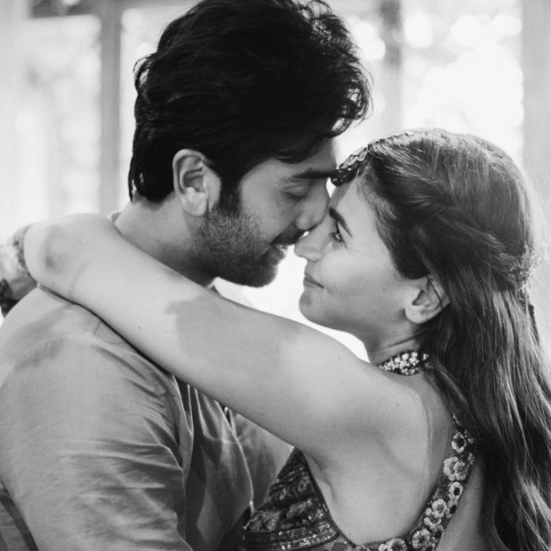 ওই শোয়েই আলিয়া জানান, প্রথম বার রণবীরের ফোনটা ধরিয়ে দিয়েছিলেন কর্ণই। ‘রকস্টার’ ছবি মুক্তির পর। ফোন ধরে এতটাই হতবাক হয়েছিলেন আলিয়া, যে গুছিয়ে কথাই বলতে পারেননি রণবীরের সঙ্গে। টানা কথা বলে গিয়েছিলেন। শেষে রণবীর শুধু বলেছিলেন, ‘‘আচ্ছা, খুব ভাল ব্যাপার আলিয়া।’’