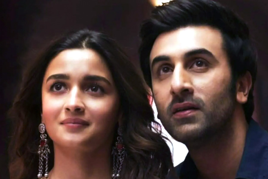 ১৪ এপ্রিল বান্দ্রার বাড়ি ‘বাস্তু’-তে চার হাত এক হয়েছিল। ৬ নভেম্বর, রবিবার সেই সম্পর্কই আরও এক ধাপ এগিয়ে গেল। আরও পরিণত হল। বাবা-মা হলেন রণবীর কপূর আর আলিয়া ভট্ট। মুম্বইয়ের এক হাসপাতালে কন্যাসন্তানের জন্ম দিলেন অভিনেত্রী। পথটা কিন্তু সহজ ছিল না।