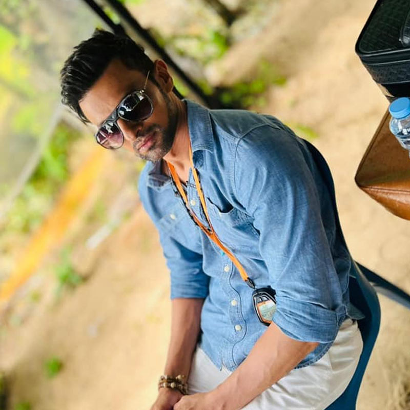 লাইভে মাহিরা বলেছিলেন, ‘‘আমাদের দু’জনেরই বয়স বেড়ে গিয়েছে।’’ তার উত্তরে শোয়েবকে বলতে শোনা গিয়েছিল, তাঁর নিজের বয়স বেড়েছে ঠিকই, তবে মাহিরার বয়স বাড়েনি। মজার ছলেই মাহিরা তখন শোয়েবকে জিজ্ঞাসা করেছিলেন, ‘‘বৌদি এই লাইভ দেখছে কি?’’