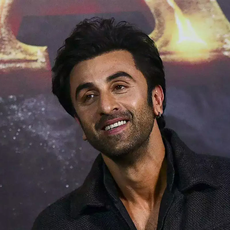 আর রণবীর? তিনি কী করছিলেন তখন? তিনি অবশ্য আলিয়ার আগে আরও অনেক নায়িকার প্রেমেই মজেছেন। একের পর এক নারী এসেছেন তাঁর জীবনে।