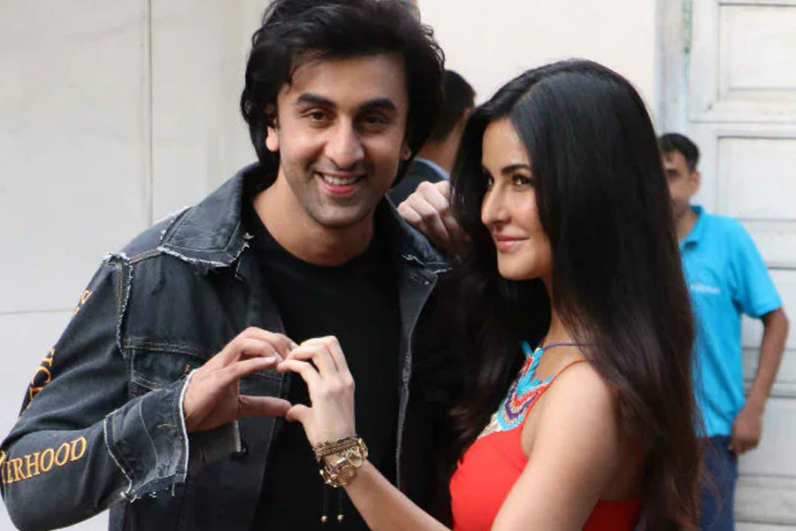 শোনা যায়, দীপিকার সঙ্গে সম্পর্কে ইতি টানার আগেই ক্যাটরিনার সঙ্গে সম্পর্কে জড়ান রণবীর। ক্যাটের জন্মদিনের পার্টিতে দীপিকার সঙ্গেই গিয়েছিলেন রণবীর। সেখানে গিয়েই নায়িকার সঙ্গে আলাপ। 