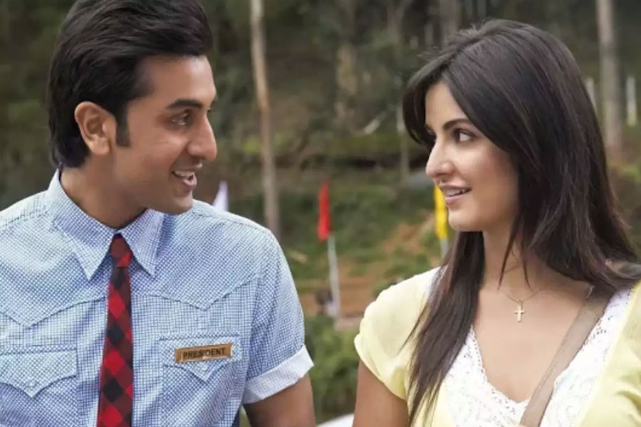 এর পর রাজকুমার সন্তোষীর ছবি ‘আজব প্রেম কি গজব কহানি’ ছবিতে দু’জনে কাজ শুরু করেন। তখনও সলমনের সঙ্গে সম্পর্ক ছিল ক্যাটের। ছবির সাফল্যের পরেই সম্পর্কে জড়ান দু’জন। লিভইন শুরু করেন।   