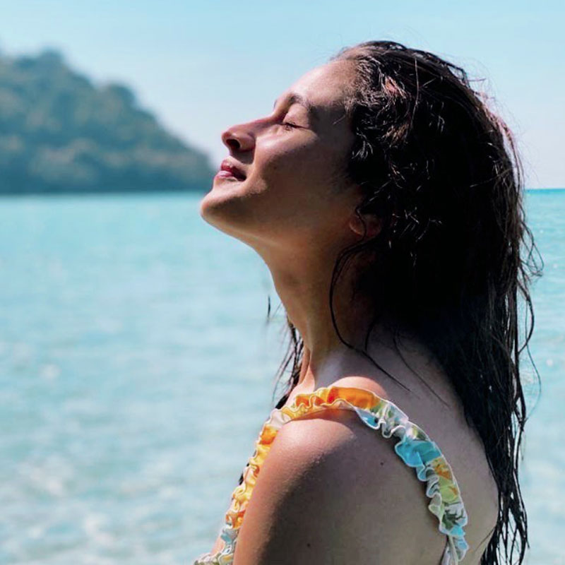 এর পর অয়ন মুখোপাধ্যায়ের ‘ব্রহ্মাস্ত্র’ ছবির শুটিংয়ের সময় কাছাকাছি আসেন রণবীর এবং আলিয়া। সে সময় নিজের বেশ কিছু ছবি সমাজমাধ্যমে পোস্ট করতেন আলিয়া। ছবির ক্রেডিট দিতেন রণবীরকে।