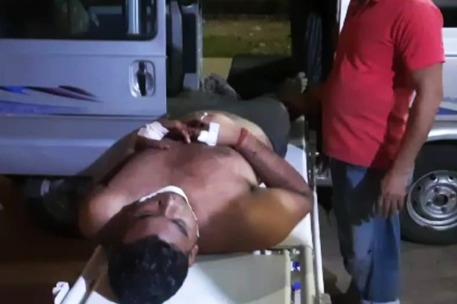 দাসপুরে ছুরিকাঘাতে আহত যুবককে ঘাটাল মহকুমা হাসপাতালে ভর্তি করানো হয়েছে।