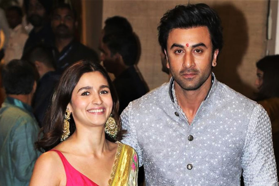 রণবীর প্রথম বার মুখ খোলেন সম্পর্ক নিয়ে। বলেন, ‘‘এটা একেবারেই নতুন একটা বিষয়। এই নিয়ে বেশি কিছু বলব না। শ্বাস নেওয়ার জন্য সম্পর্কটার আরও একটু সময় দরকার। আরও একটু জায়গা দরকার।’’