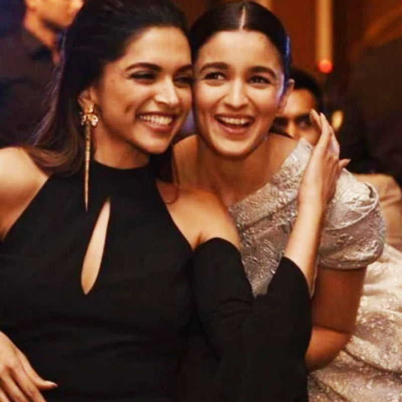 কর্ণ জোহরের শো ‘কফি উইথ কর্ণ’-এর ষষ্ঠ সিজনে রণবীরের প্রাক্তন দীপিকার সঙ্গে হাজির হয়েছিলেন আলিয়া। তখন তিনিও স্বীকার করে নেন সম্পর্কের কথা। 