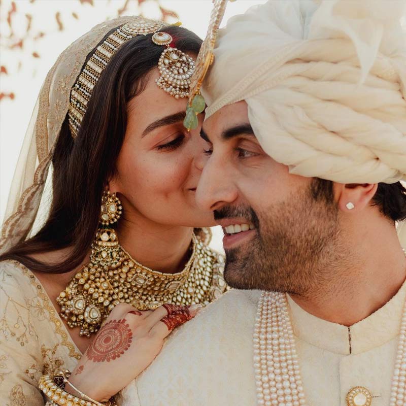 তার পর বাকিটা খোলা অধ্যায়। ২০২২ সালের এপ্রিলে বিয়ে। জুনেই ঘোষণা করেন সুখবর। গত মাসে সমাজমাধ্যমে সাধের ছবি দেন দম্পতি। এ বার নভেম্বরে রণলিয়ার ‘বাস্তু’তে এল নতুন অতিথি।