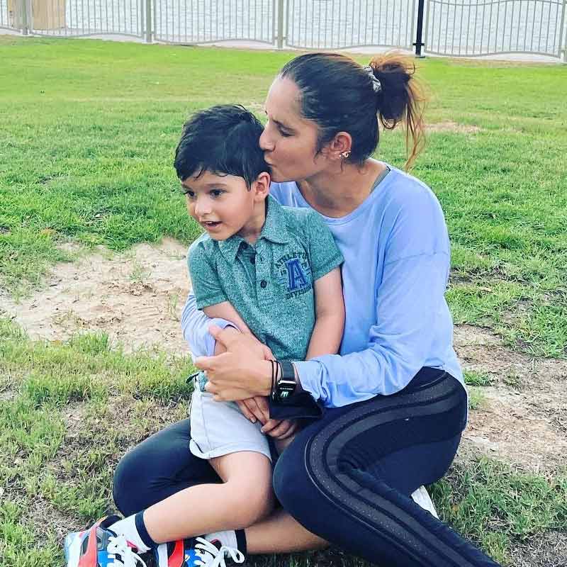 পাকিস্তানের সংবাদমাধ্যম ‘ডেইলি জাং’ দাবি করেছে, সানিয়া এবং শোয়েব নাকি গত কয়েক দিন ধরে একসঙ্গে থাকছেন না। সমাজমাধ্যমে সানিয়ার কিছু পোস্ট থেকেও মন ভাঙার ইঙ্গিত মিলেছে।