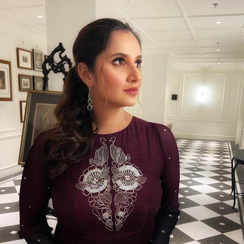 ইনস্টাগ্রামে একটি পোস্টে সম্প্রতি সানিয়াকে তাৎপর্যপূর্ণ মন্তব্য করতে দেখা গিয়েছে। তিনি লিখেছেন, ‘‘ভাঙা হৃদয় কোথায় যায়? ঈশ্বর খুঁজতে।’’