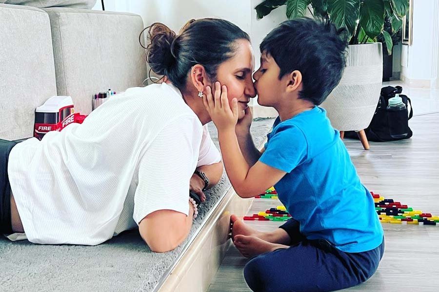 ছেলের সঙ্গে একটি ছবিও পোস্ট করেছেন সানিয়া। সে ছবিতে দেখা গিয়েছে ছোট ইজহান মাকে চুমু খাচ্ছে। ছেলের ছবির সঙ্গে সানিয়া লিখেছেন, ‘‘যে মুহূর্তগুলো কঠিন সময় পার করে দেয়।’’ এই পোস্টেও ঘর ভাঙার ইঙ্গিত রয়েছে বলে মনে করছেন কেউ কেউ।