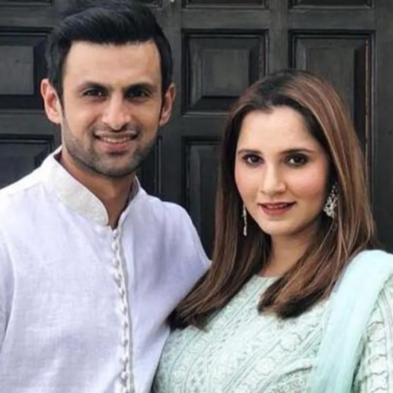 সানিয়া-শোয়েবের প্রথম দেখা হয় ২০০৩ সালে। সানিয়া পাকিস্তানি ক্রিকেটারকে প্রথম দিকে বড় একটা পাত্তাই দিতেন না। সংবাদমাধ্যমে নিজেই সে কথা জানিয়েছেন শোয়েব। 